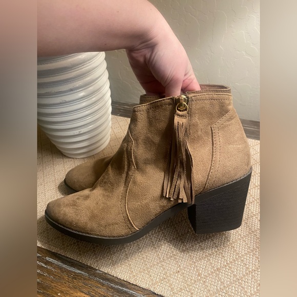 Booties with fringe detailing- sz 9 - Picture 2 of 7